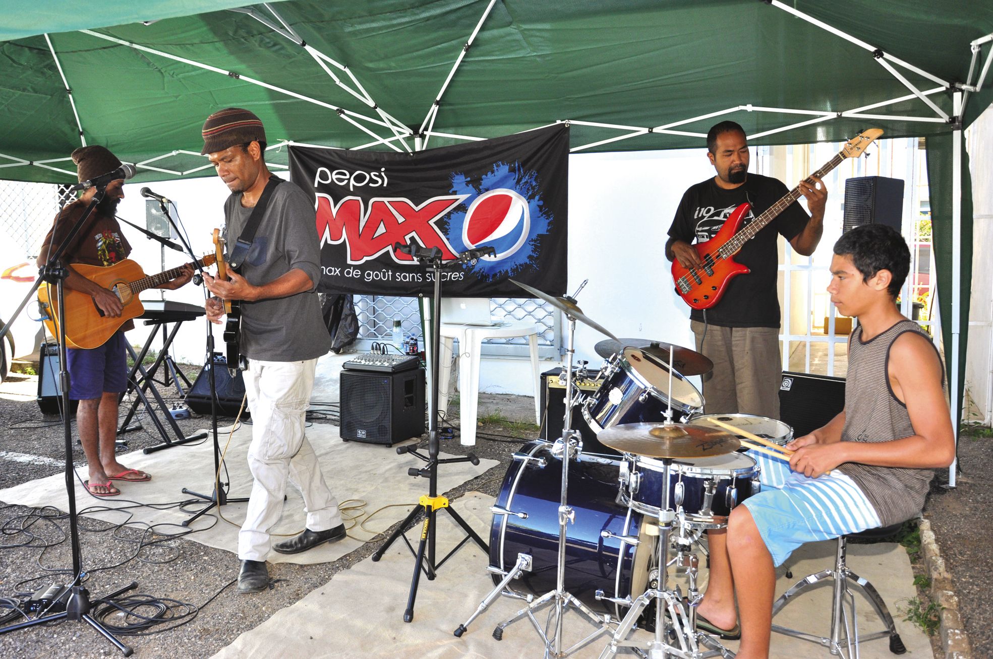 La fête de la Musique était décentralisée au snack L'escale. Professeurs, élèves et  amateurs ont donné le meilleur d'eux-mêmes. C'est Luka (à droite), élève de l'école de  musique, à la batterie, qui a donné le coup d'envoi sur la chanson funky Kagovi. I