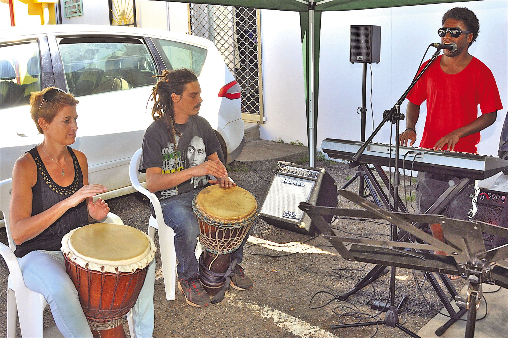 Laure et Jam, au djembé, tous deux membres de l'association Kalaya Rythmyk, groupe de percussions, et Déméné au synthé, un passionné de musique, ont chauffé l'ambiance avec plusieurs reprises locales.