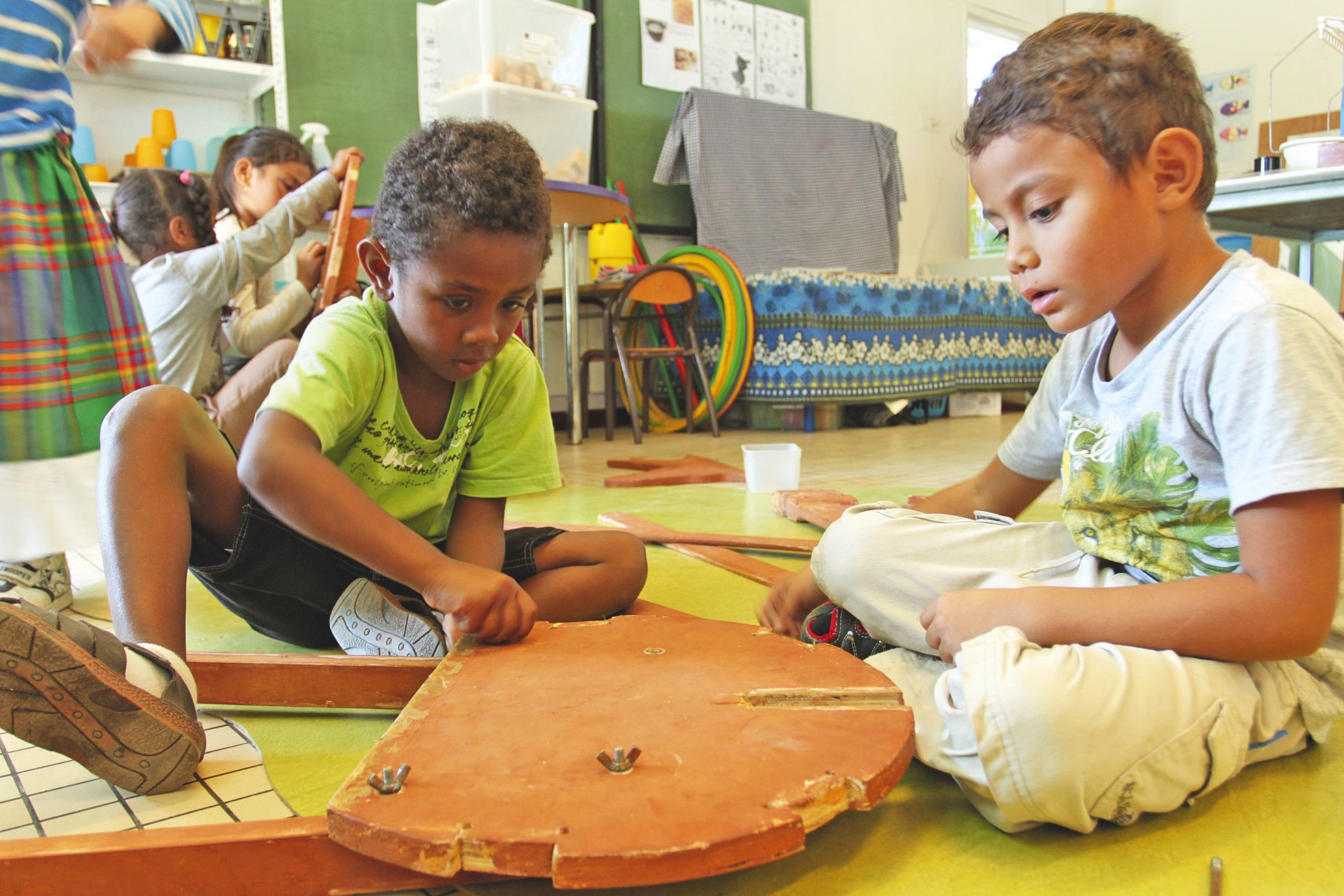 Vis et boulons en main, les enfants font preuve de patience et de concentration pour monter ce poney en bois.