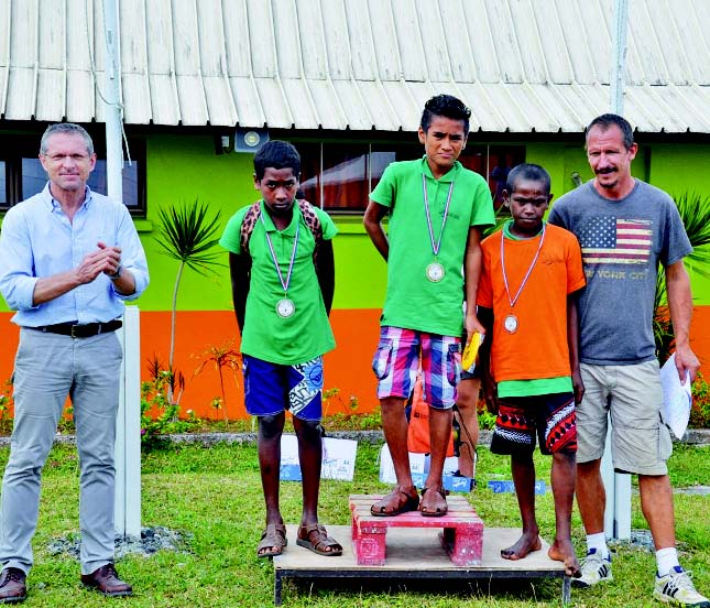 Traditionnelles récompenses et montée de podium à l’issue des courses. L’occasion pour le directeur de Tadine de féliciter l’effort et la persévérance qui ont porté les jeunes du début à la fin de l’épreuve sportive