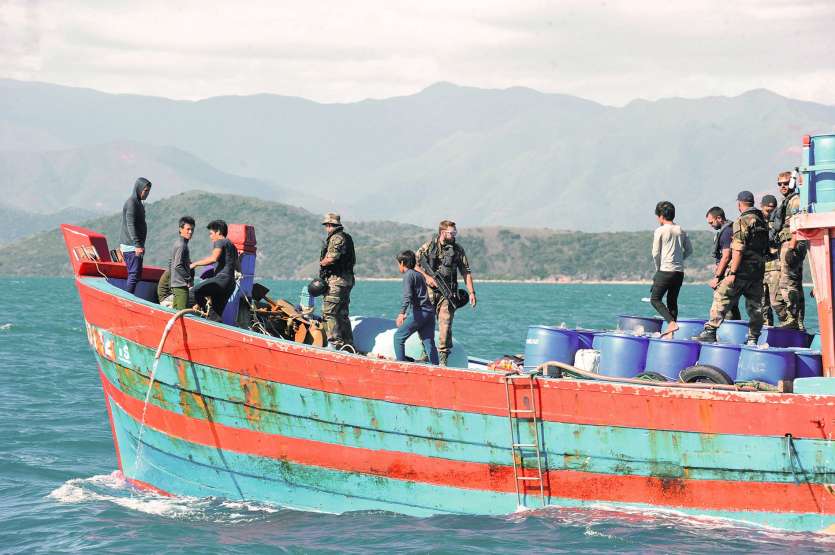 Les trois blues boats arraisonnés par les Forces armées de Nouvelle-Calédonie mouillent depuis hier après-midi, sur le banc des Japonais, à Nouville.