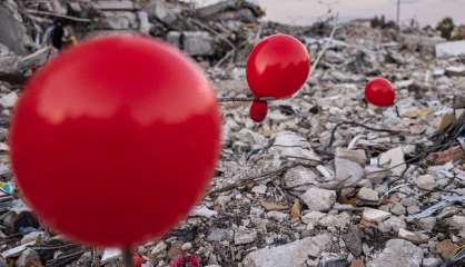 Turquie: à Antakya, des ballons rouges pour les enfants victimes du séisme