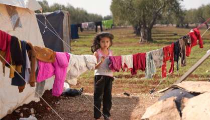 Syrie: à Jandairis, les rescapés campent dans les ruines