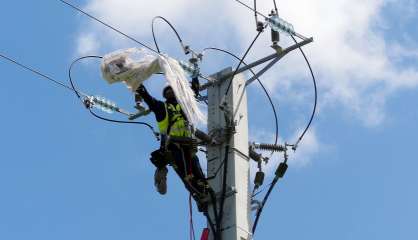 Une voiture percute un poteau et prive 683 foyers d’électricité