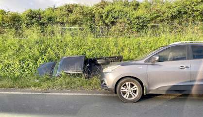 Voiture dans le fossé sur la voie rapide