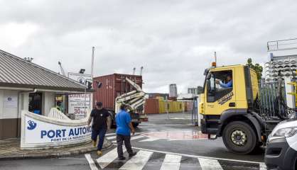 Vie chère : un collectif bloque le port autonome