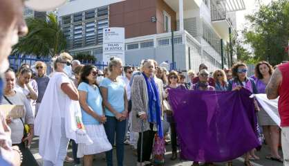 Une cinquantaine de citoyens mobilisés avec le collectif Femmes en colère, ce matin devant le tribunal