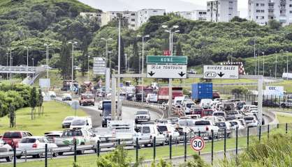 Des cailloux sur la voie express en sortant de Nouméa