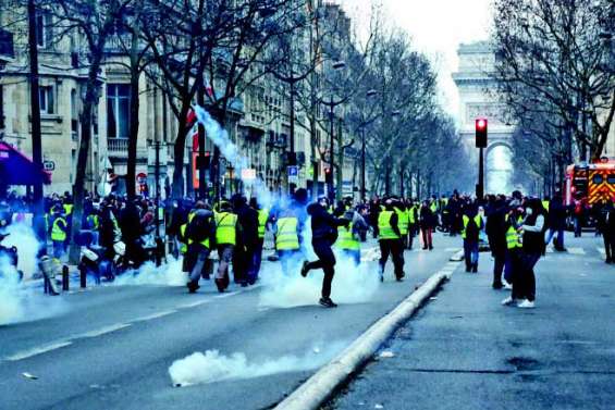 Un manifestant perd une main au cours de l’acte XIII