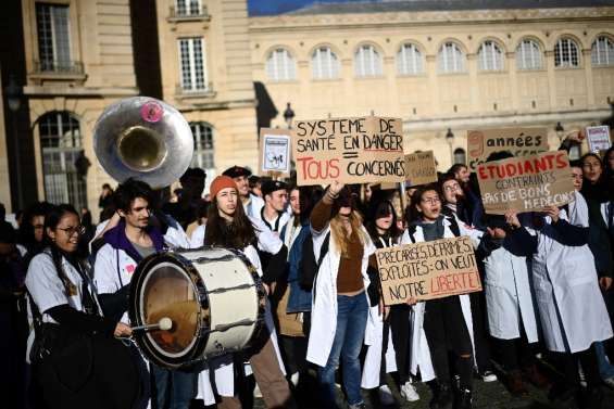 Déserts médicaux: internes et étudiants en médecine de retour dans la rue