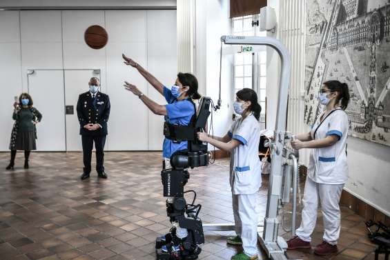 Aux Invalides, des militaires blessés peuvent remarcher à l'aide d'un exosquelette