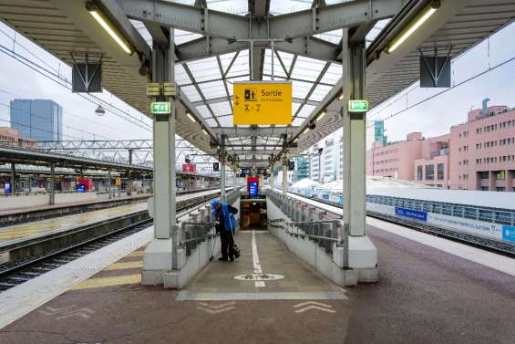 Grève dans les trains: la SNCF s'excuse et rembourse, le gouvernement tance les grévistes