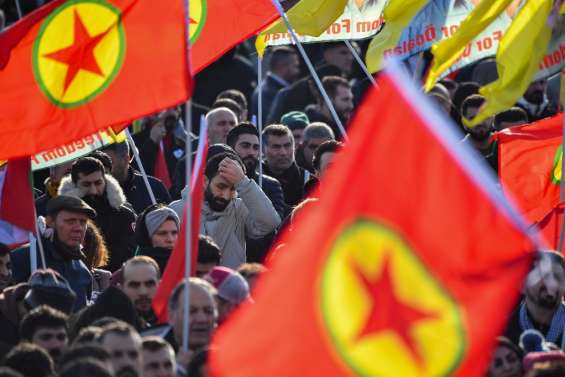 Les Kurdes de France et d'Europe rendent hommage aux morts de la fusillade à Paris