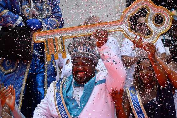 Brésil: la folie du carnaval de Rio reprend ses droits loin des 