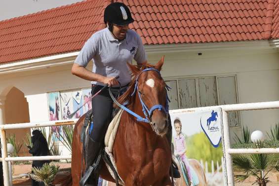 En Arabie saoudite, les jockeys aveugles sautent les obstacles