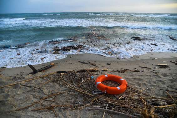 Naufrage de migrants en Italie: au moins 62 morts, de nouveaux cadavres échouent sur la côte