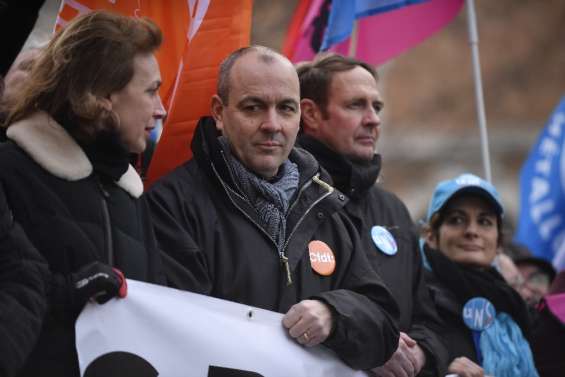 Retraites: le gouvernement garde son cap malgré une mobilisation record