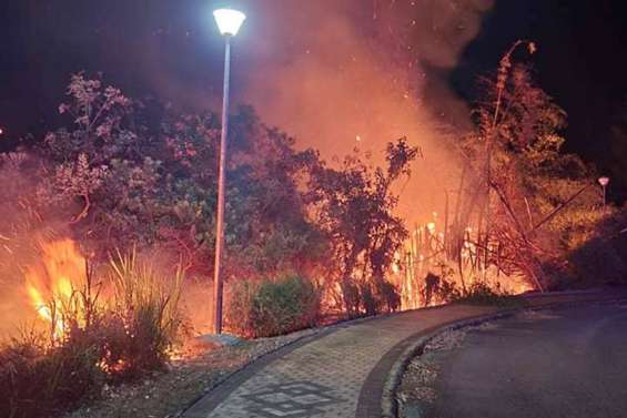 Un incendie en plein couvre-feu au village de Bourail