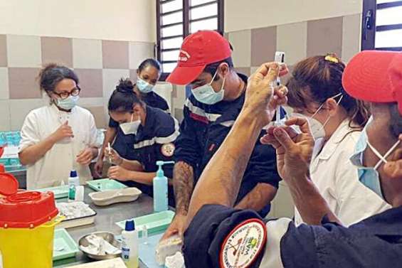 Des pompiers formés à la vaccination