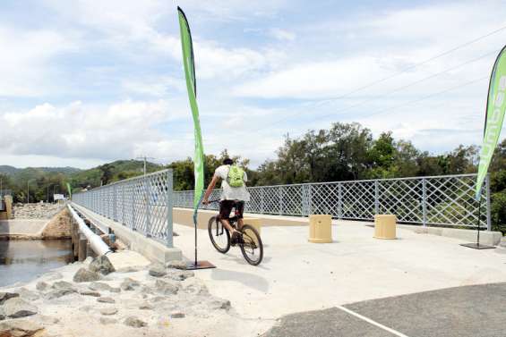 Le pont historique de Dumbéa inauguré et baptisé Henry-Colardeau