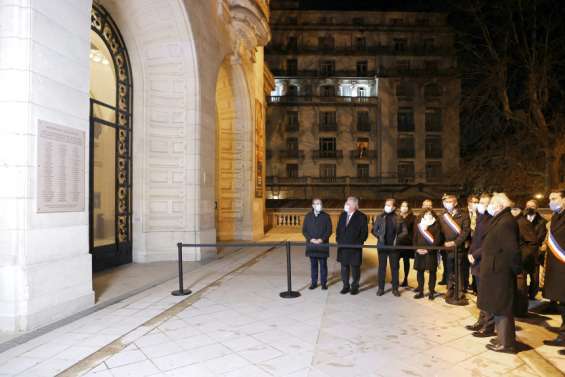 Vichy : Macron rend hommage aux victimes du régime Pétain