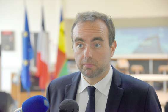 Sébastien Lecornu en réunion avec des élus pour évoquer les finances du pays