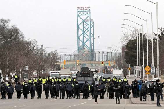 Canada : la police dégage l'accès à un axe stratégique