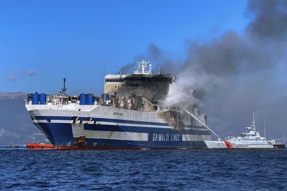 Ferry en feu : douze routiers portés disparus