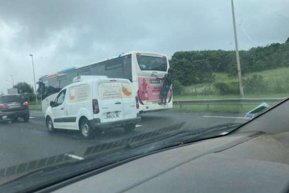 Un homme sur la RT1 accroché à un bus