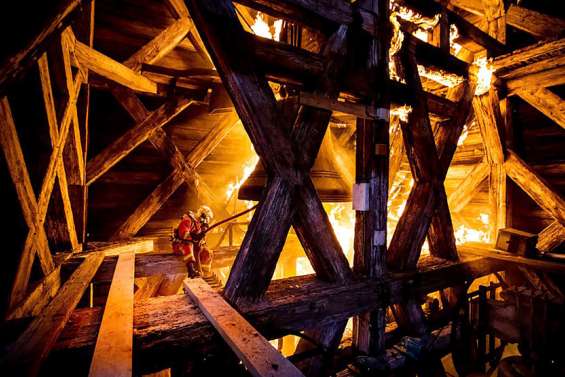 Notre-Dame brûle : immersion avec les pompiers