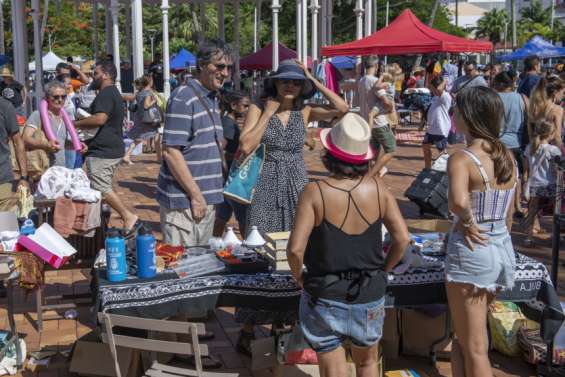 Le vide-greniers du centre-ville a fait son retour sur la place des Cocotiers