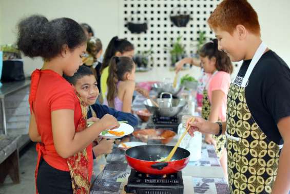 Au foyer indonésien, la cuisine vue comme un ingrédient du destin commun