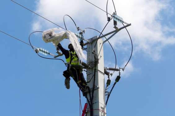 Une voiture percute un poteau et prive 683 foyers d’électricité