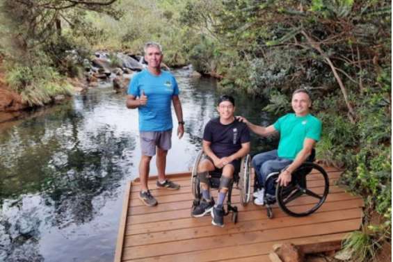 Une rampe d'accès pour se baigner au parc de la rivière Bleue