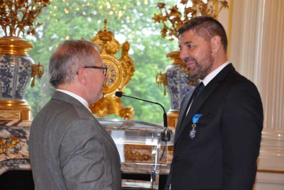 Joël Viratelle décoré de l'ordre national du Mérite