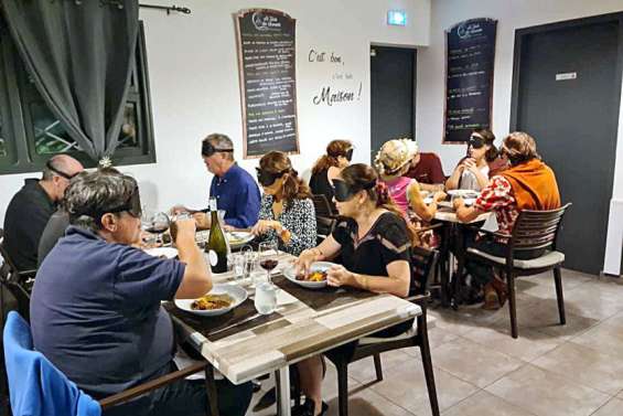 Les dîners à l’aveugle de l’AVH fêtent leurs 10 ans à La Table des gourmets