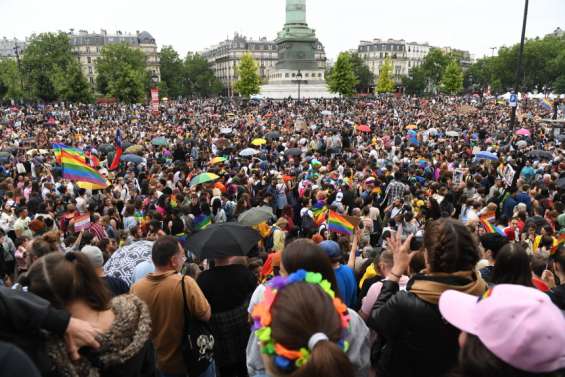 Paris prend des couleurs arc-en-ciel avec la marche des Fiertés LGBT +