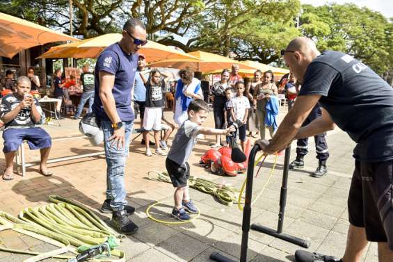 Des enfants enchantés de rencontrer les pompiers