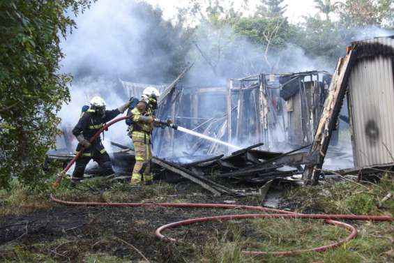 Une maison incendiée à Magenta