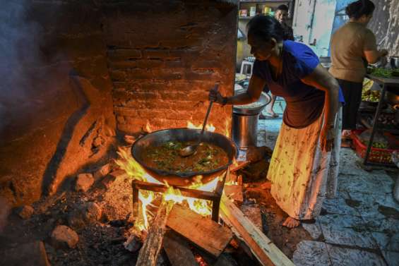 Les Sri Lankais reviennent au feu de bois