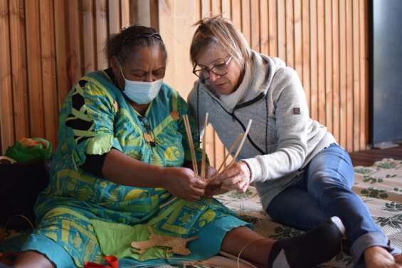 Ils apprennent à fabriquer des animaux en pandanus