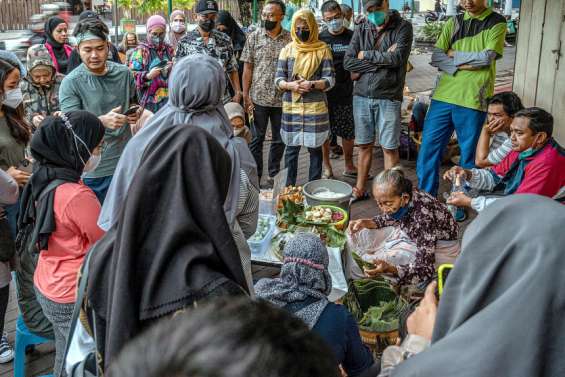 Indonésie : Mbah Satinem, légende de la cuisine qui attire les foules