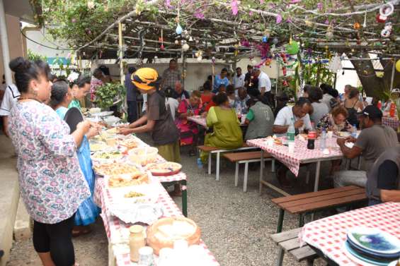 Saint-Jean-Baptiste à l'écoute avec sa table fraternelle