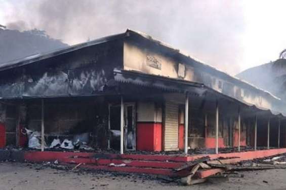 Le magasin Le Riviera détruit par les flammes à Voh