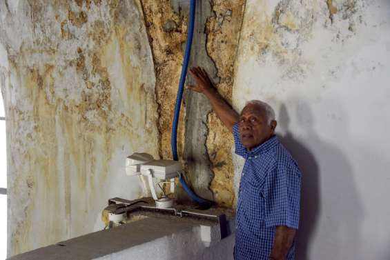 Le Vieux Temple prend l'eau et moisit