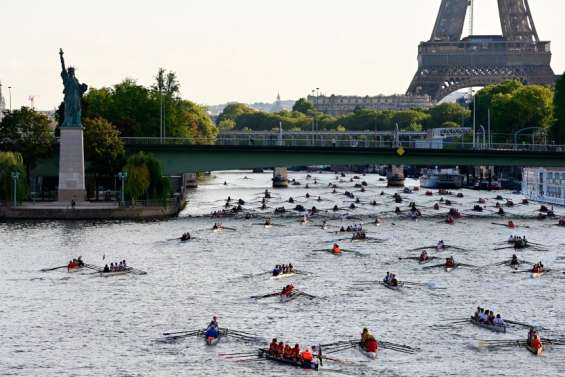 Près d'un millier d'avironneurs traversent Paris