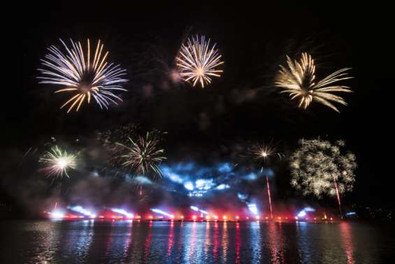 [VIDÉO] Le feu d'artifice a illuminé le ciel de Nouméa pour célébrer 2021