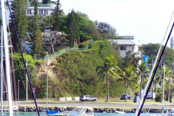 Nouméa : fissuré, le talus situé face à Port-Garnier doit être sécurisé, les travaux débutent