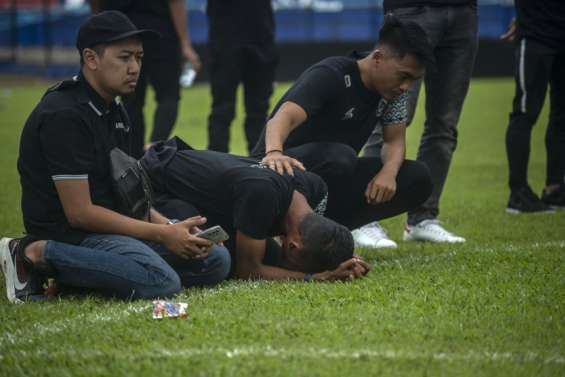 Premières sanctions après le drame au stade