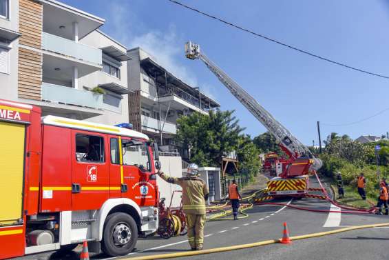 Deux appartements ravagés par les flammes à Ouémo